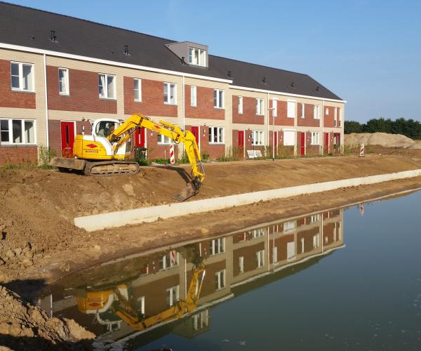 Aanleg waterpartij met keerwanden en duikers